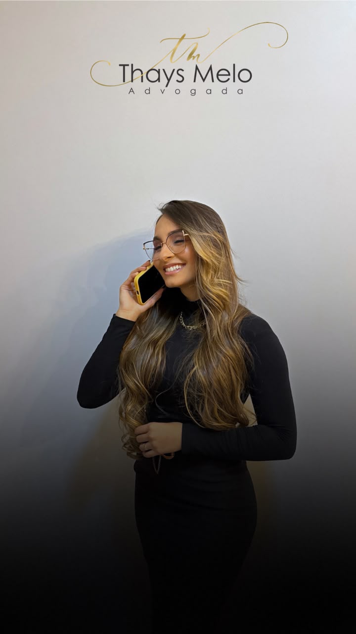 Dra. Thays Melo em atendimento por telefone